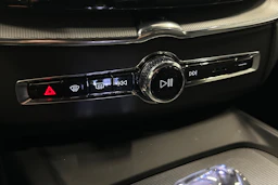 musta Volvo XC60 2024 kuva 35.
