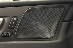 musta Volvo XC60 2024 kuva 36.