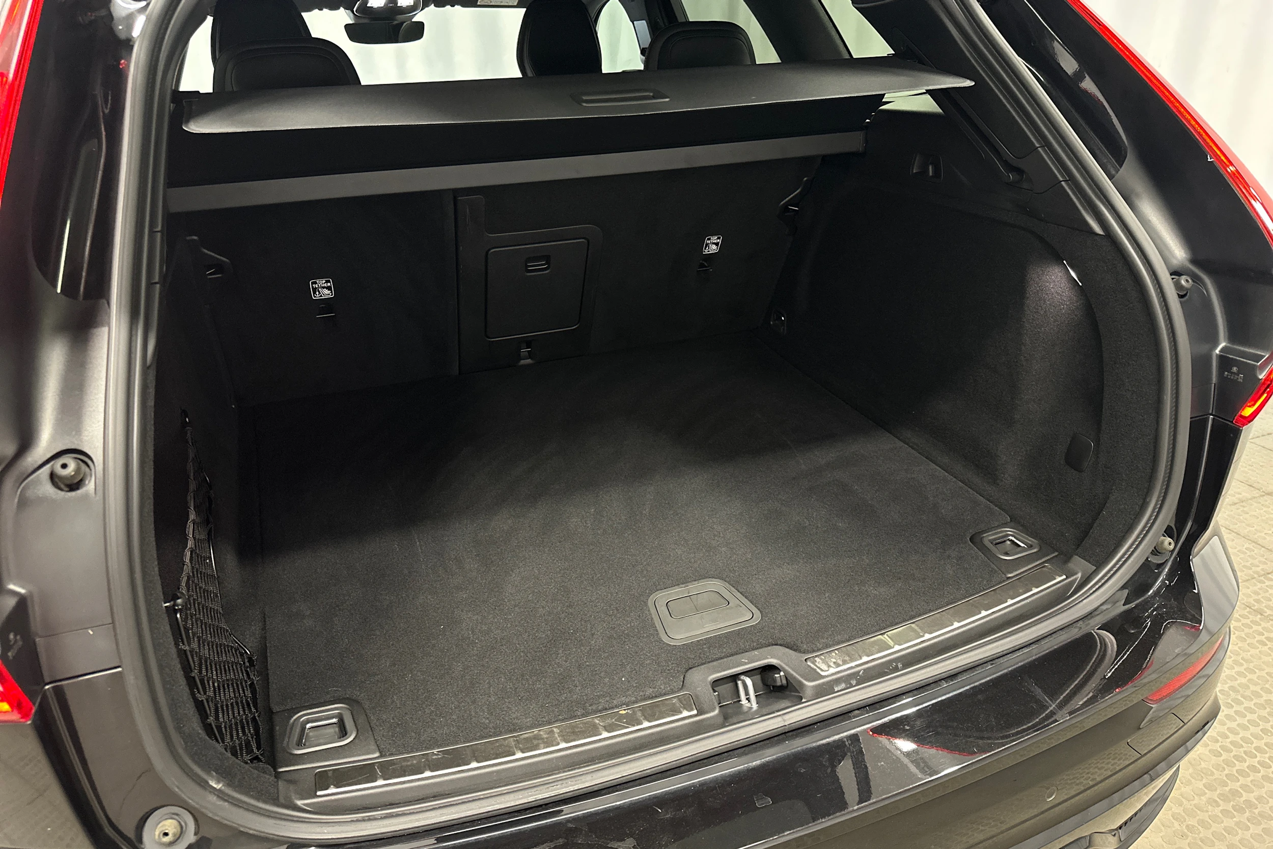 musta Volvo XC60 2024 kuva 38.