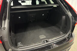 musta Volvo XC60 2024 kuva 38.