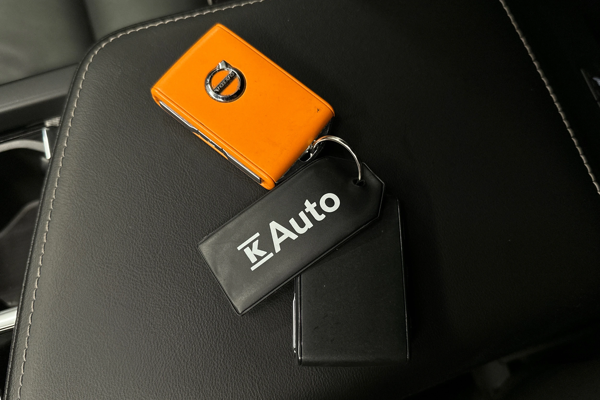 musta Volvo XC60 2024 kuva 39.
