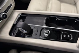 sininen Volvo XC60 2024 kuva 22.