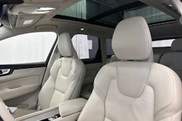 sininen Volvo XC60 2024 kuva 28.