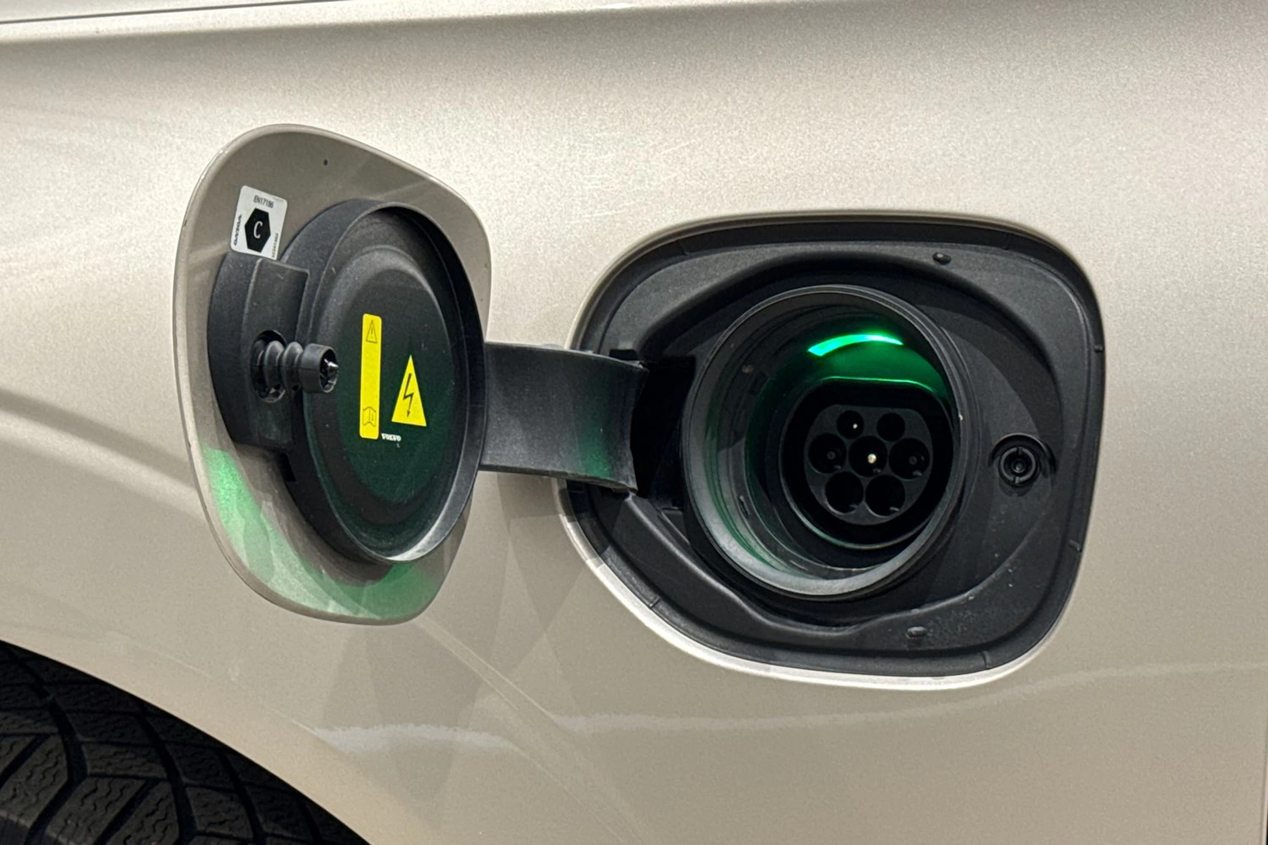 ruskea (beige) Volvo XC60 2024 kuva 12.