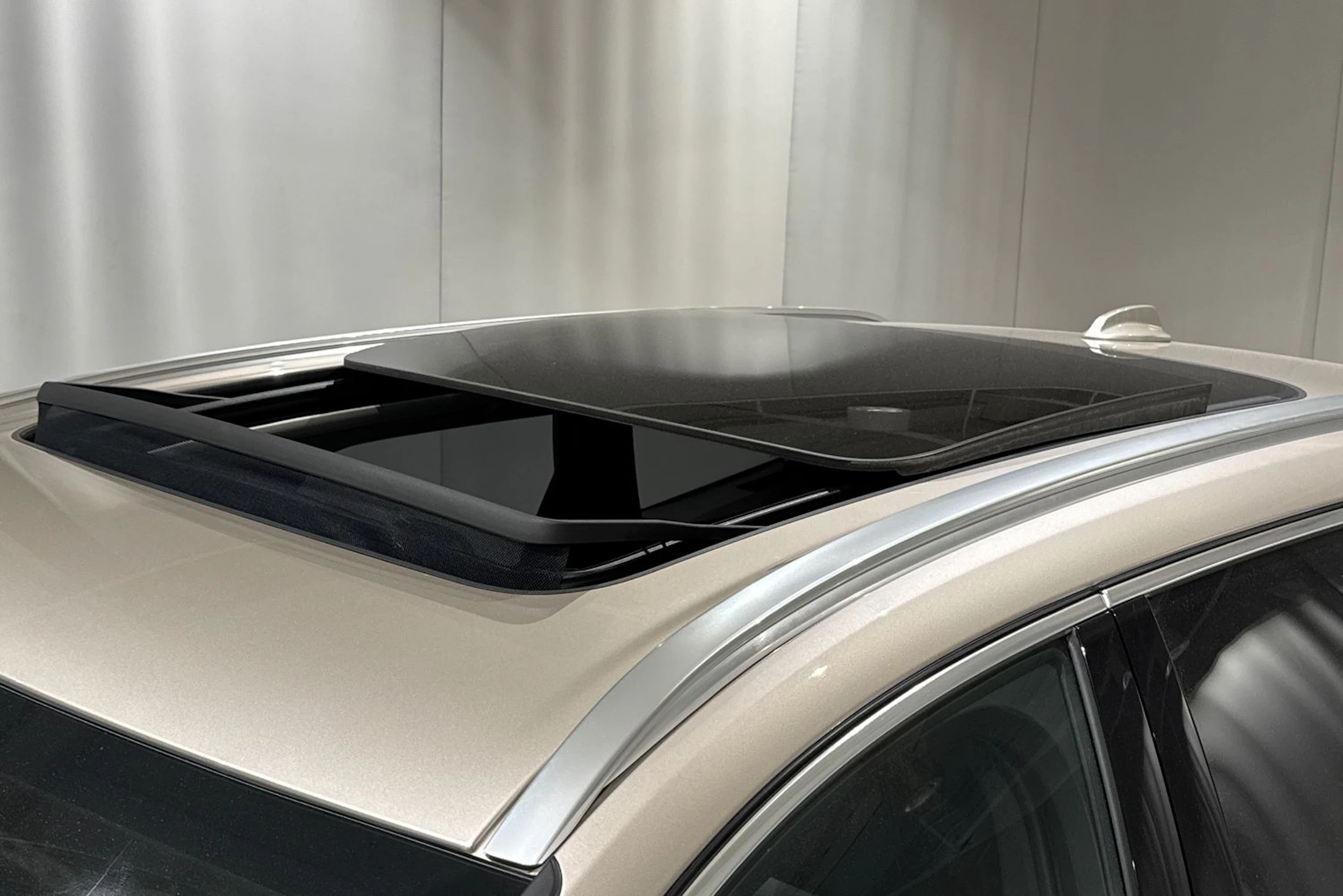 ruskea (beige) Volvo XC60 2024 kuva 13.