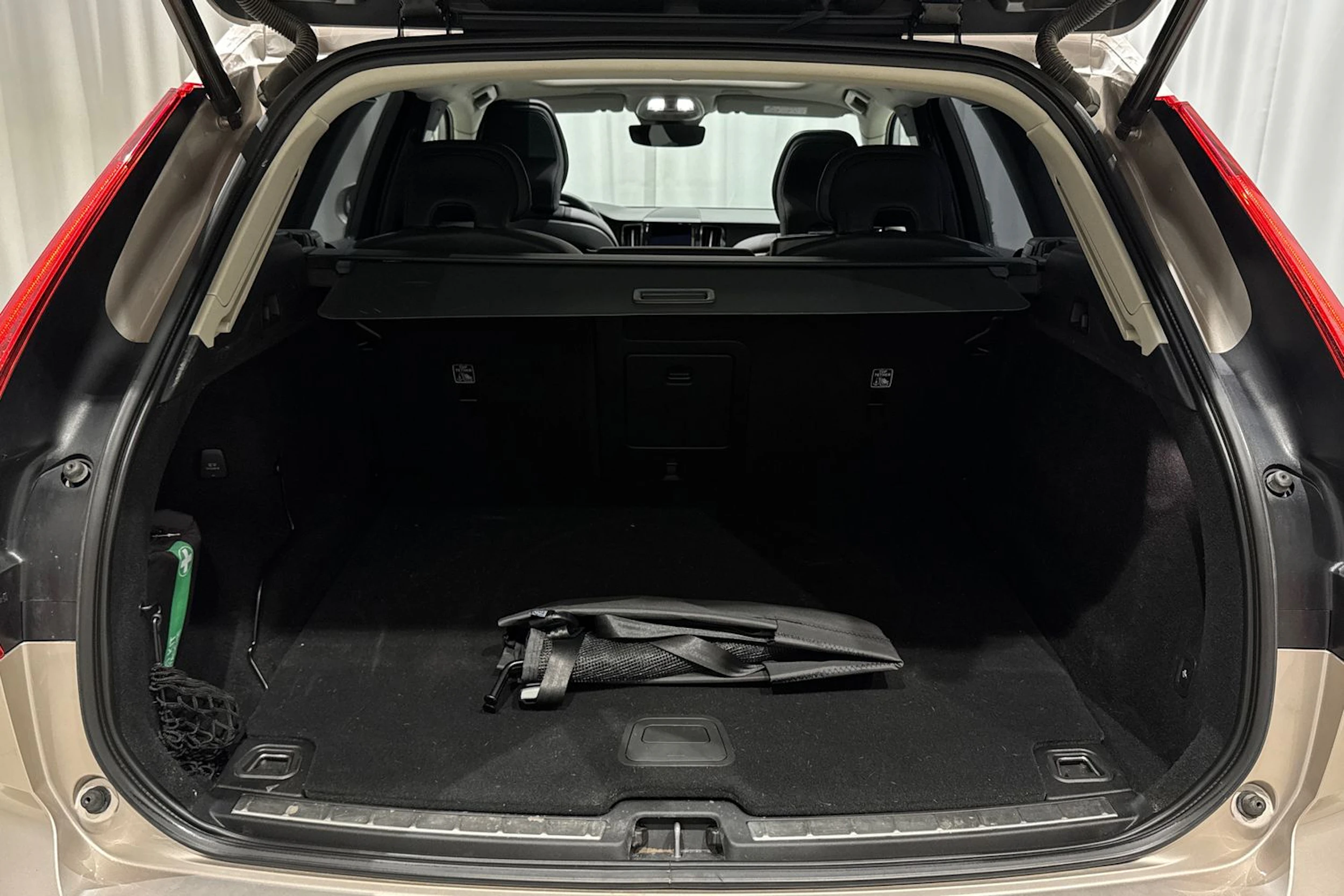 ruskea (beige) Volvo XC60 2024 kuva 14.
