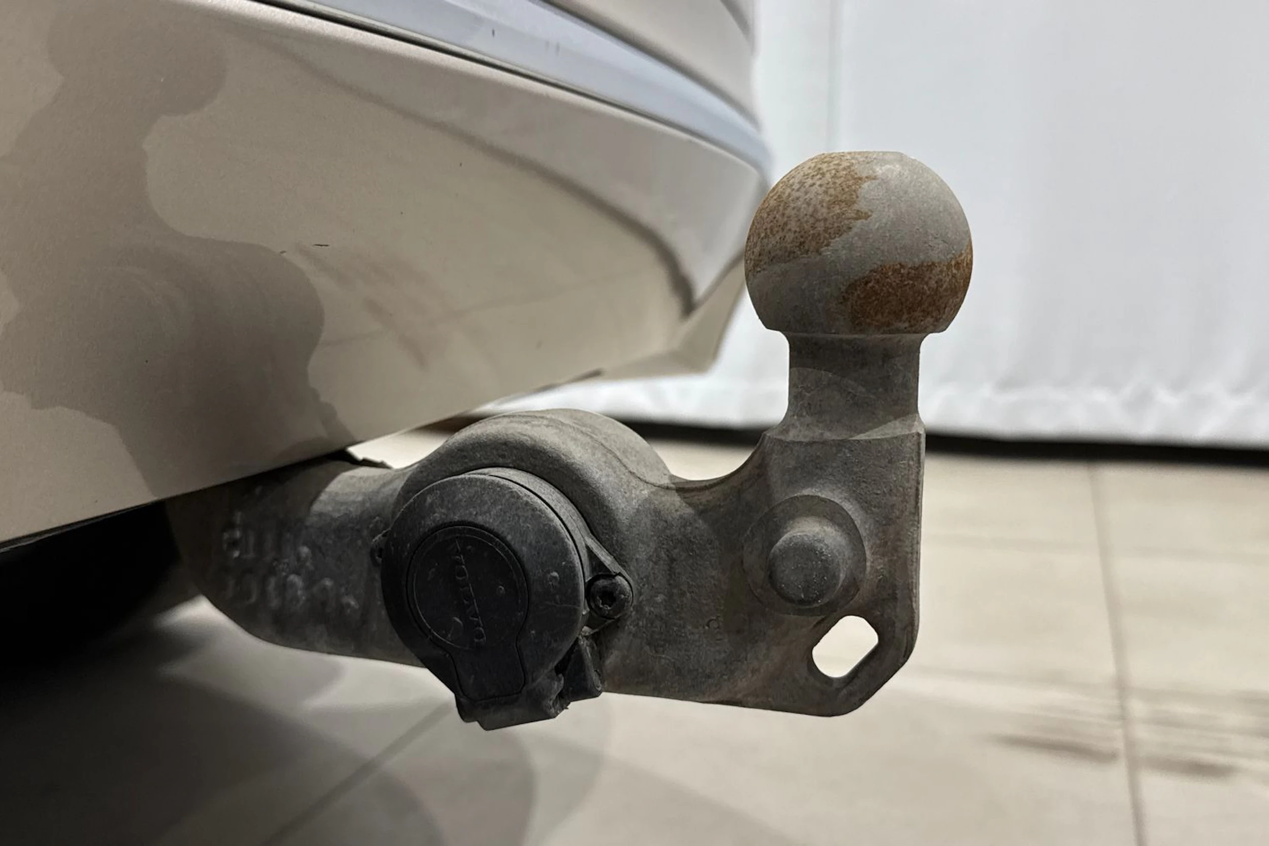 ruskea (beige) Volvo XC60 2024 kuva 16.