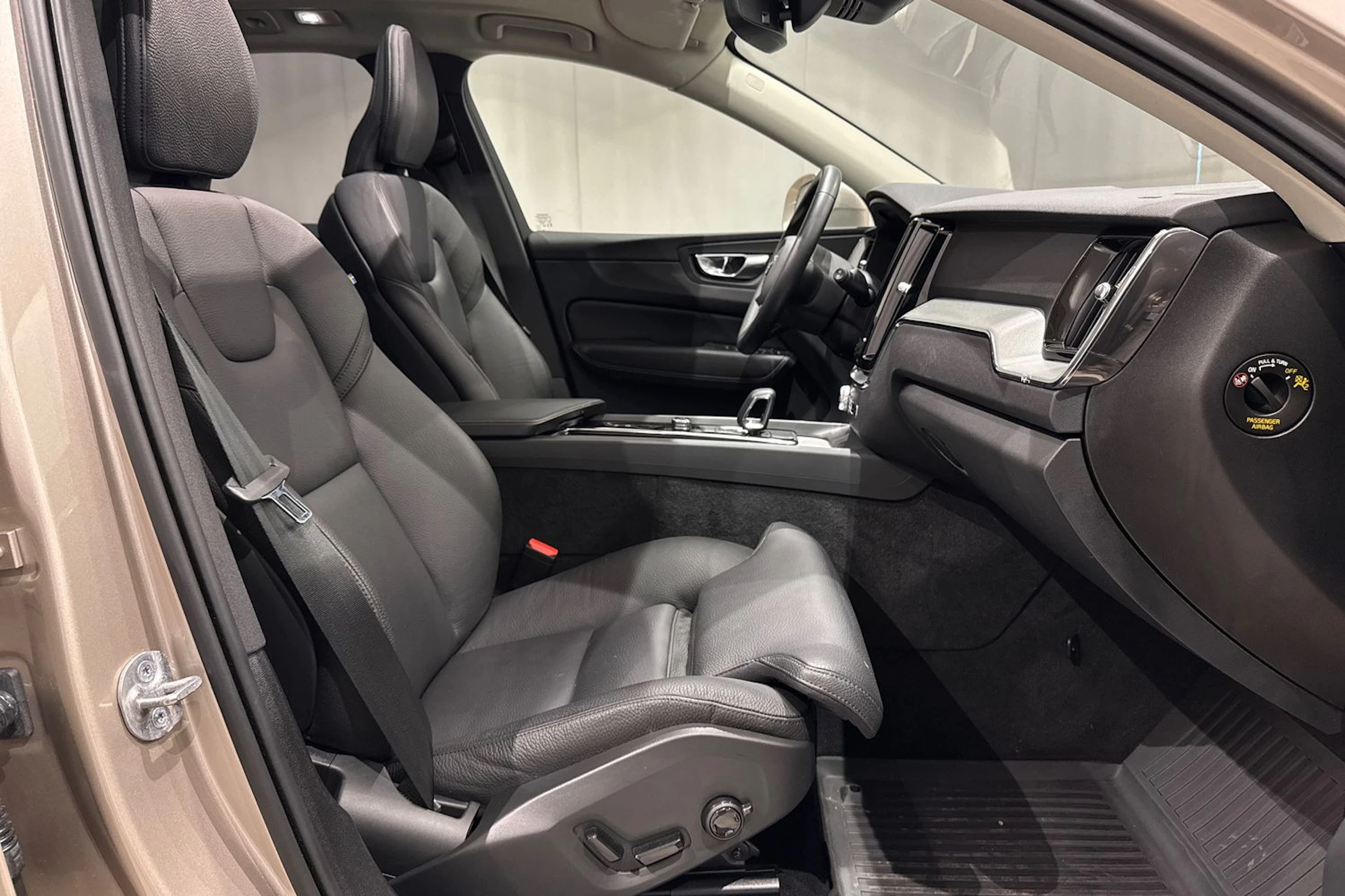 ruskea (beige) Volvo XC60 2024 kuva 18.