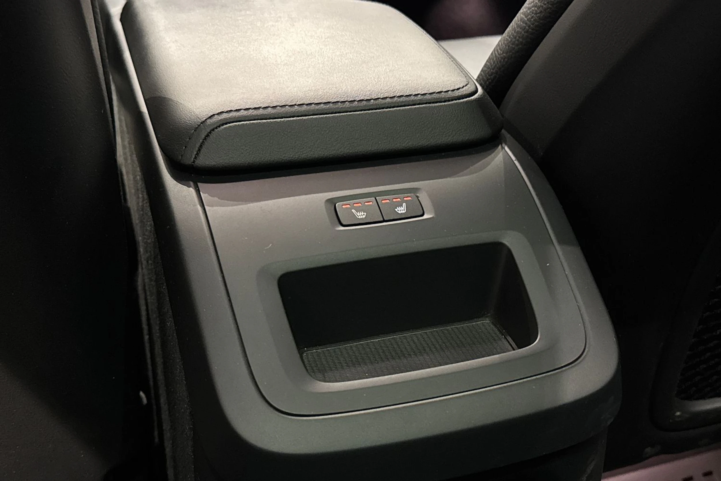 ruskea (beige) Volvo XC60 2024 kuva 20.