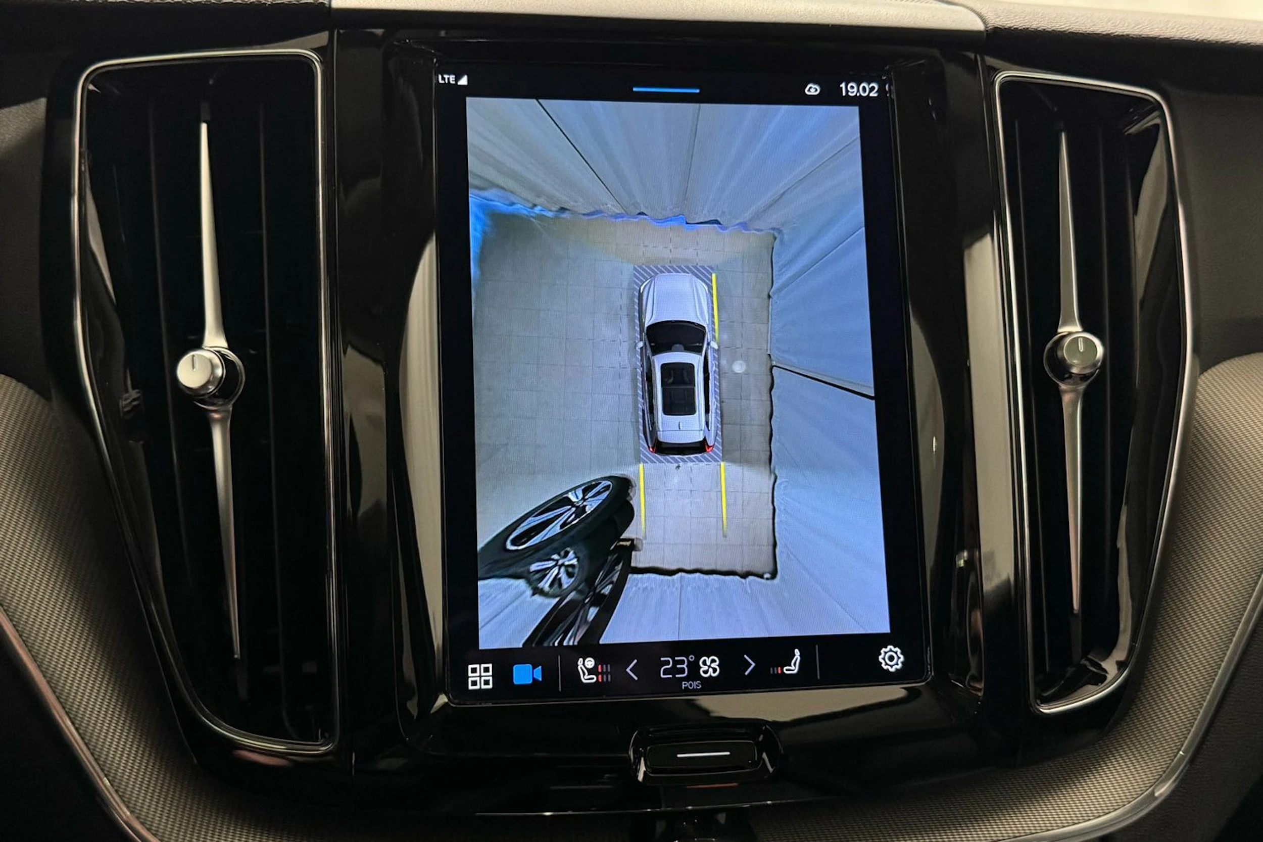 ruskea (beige) Volvo XC60 2024 kuva 23.