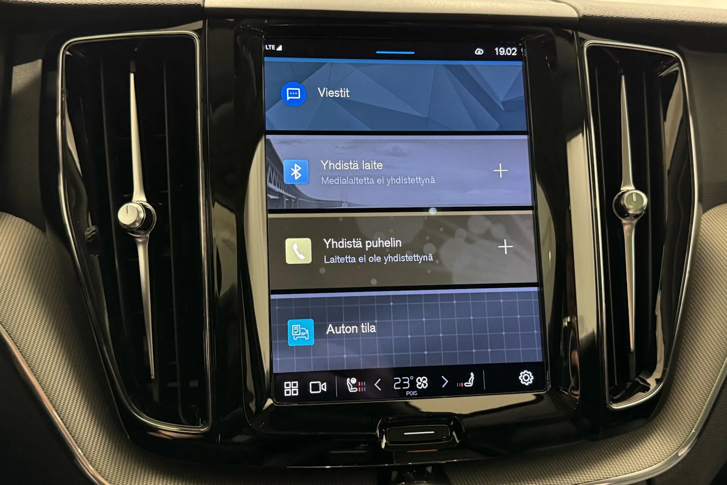 ruskea (beige) Volvo XC60 2024 kuva 24.