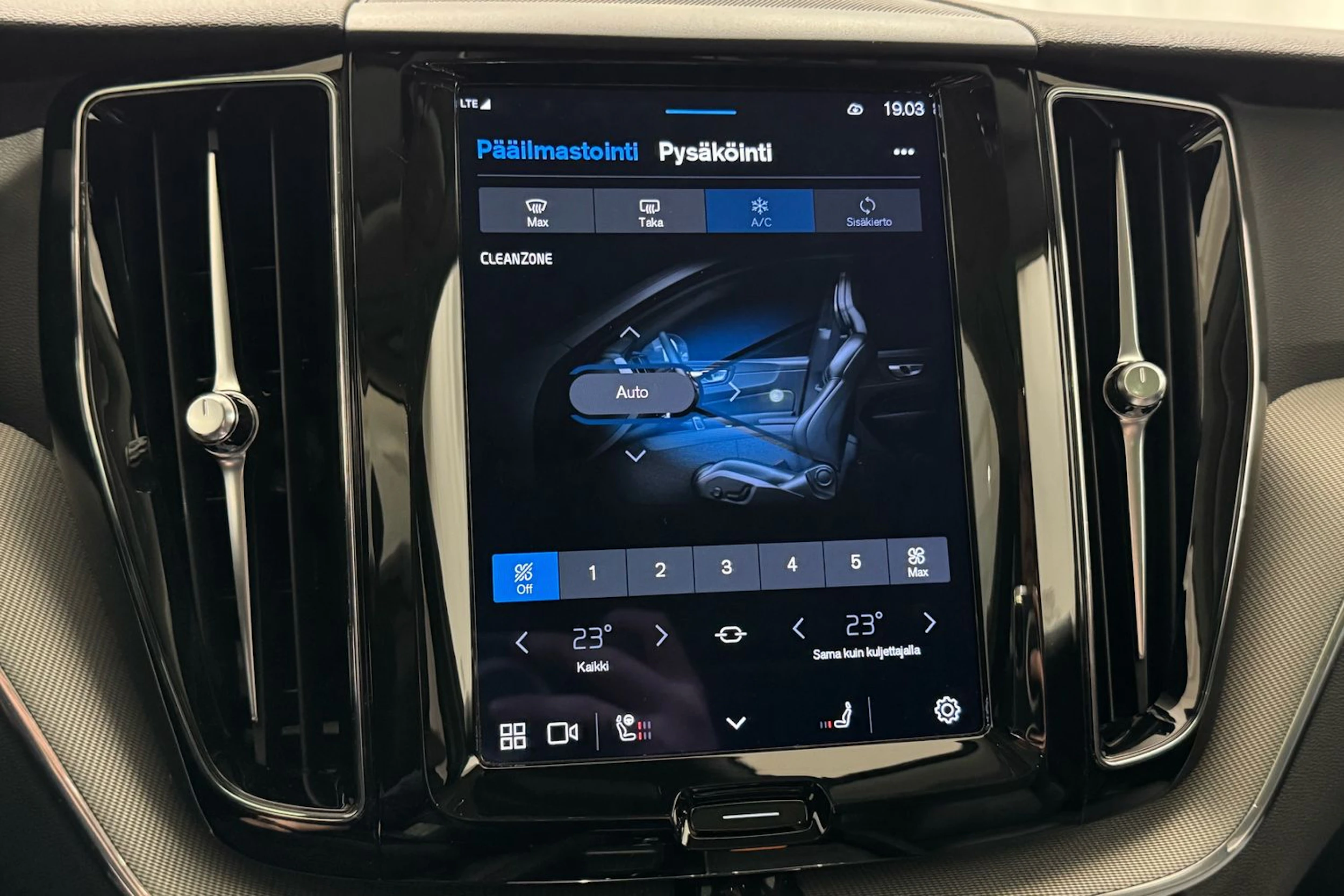 ruskea (beige) Volvo XC60 2024 kuva 25.