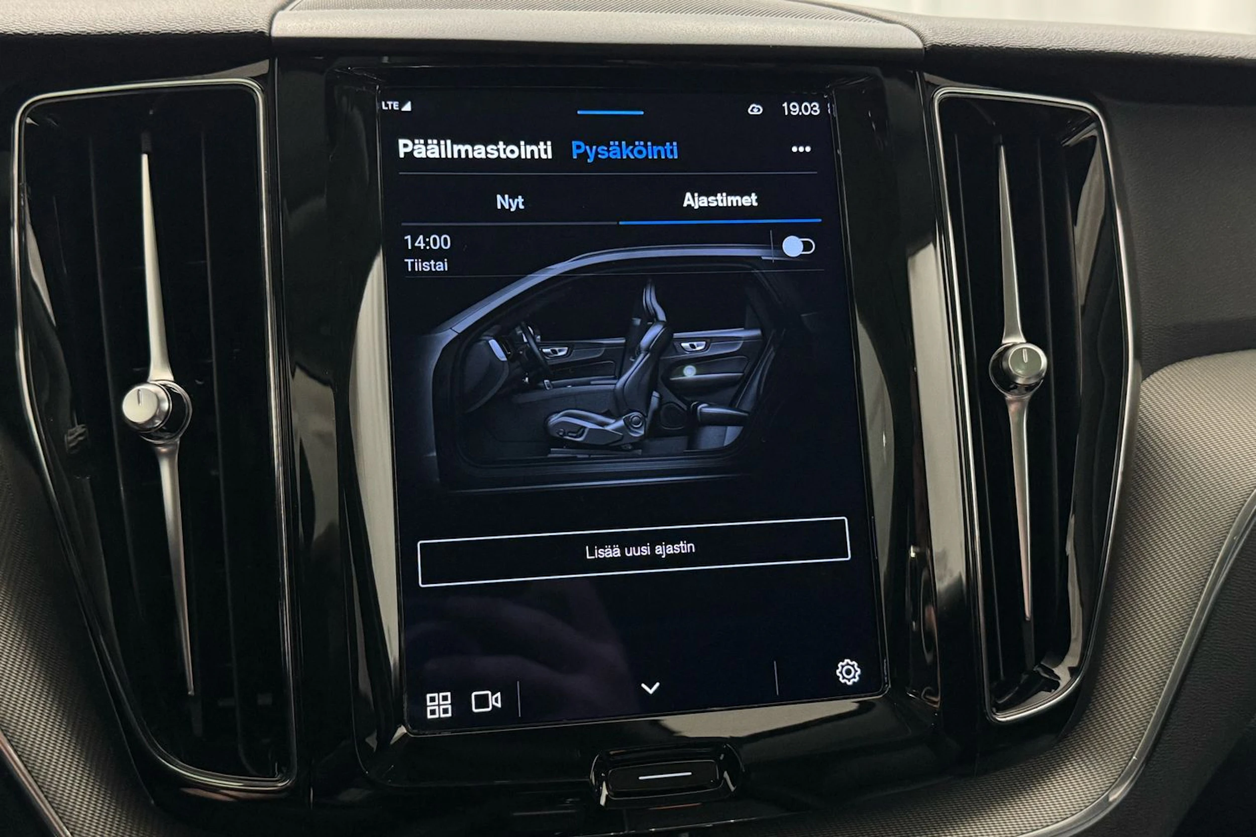 ruskea (beige) Volvo XC60 2024 kuva 26.