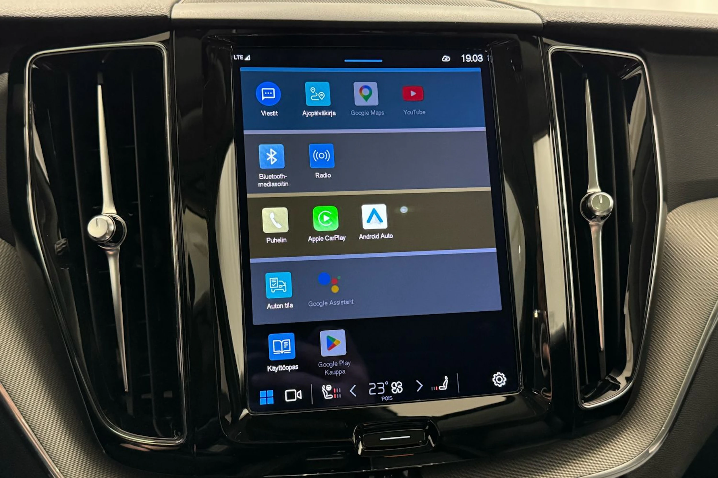 ruskea (beige) Volvo XC60 2024 kuva 27.