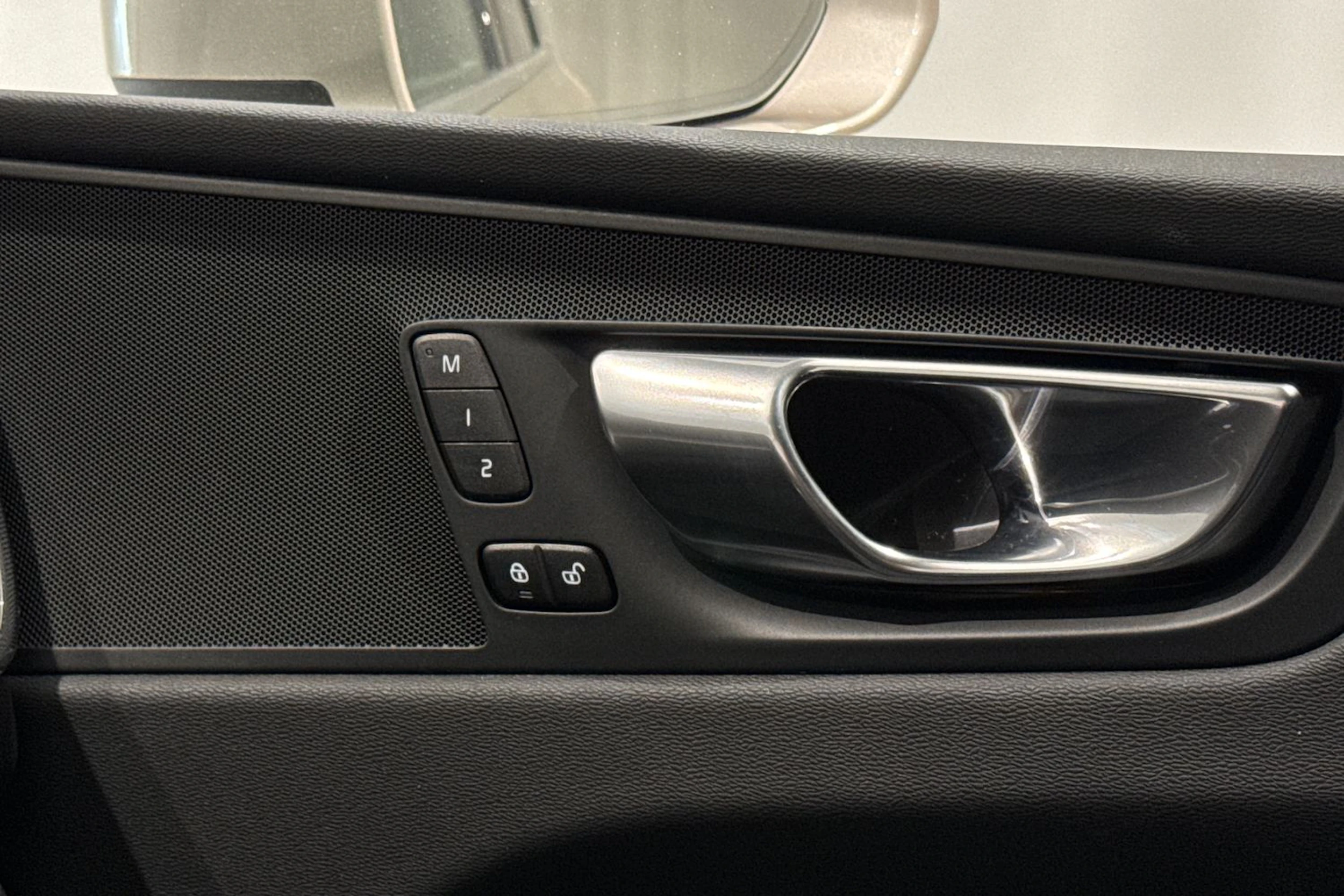 ruskea (beige) Volvo XC60 2024 kuva 32.