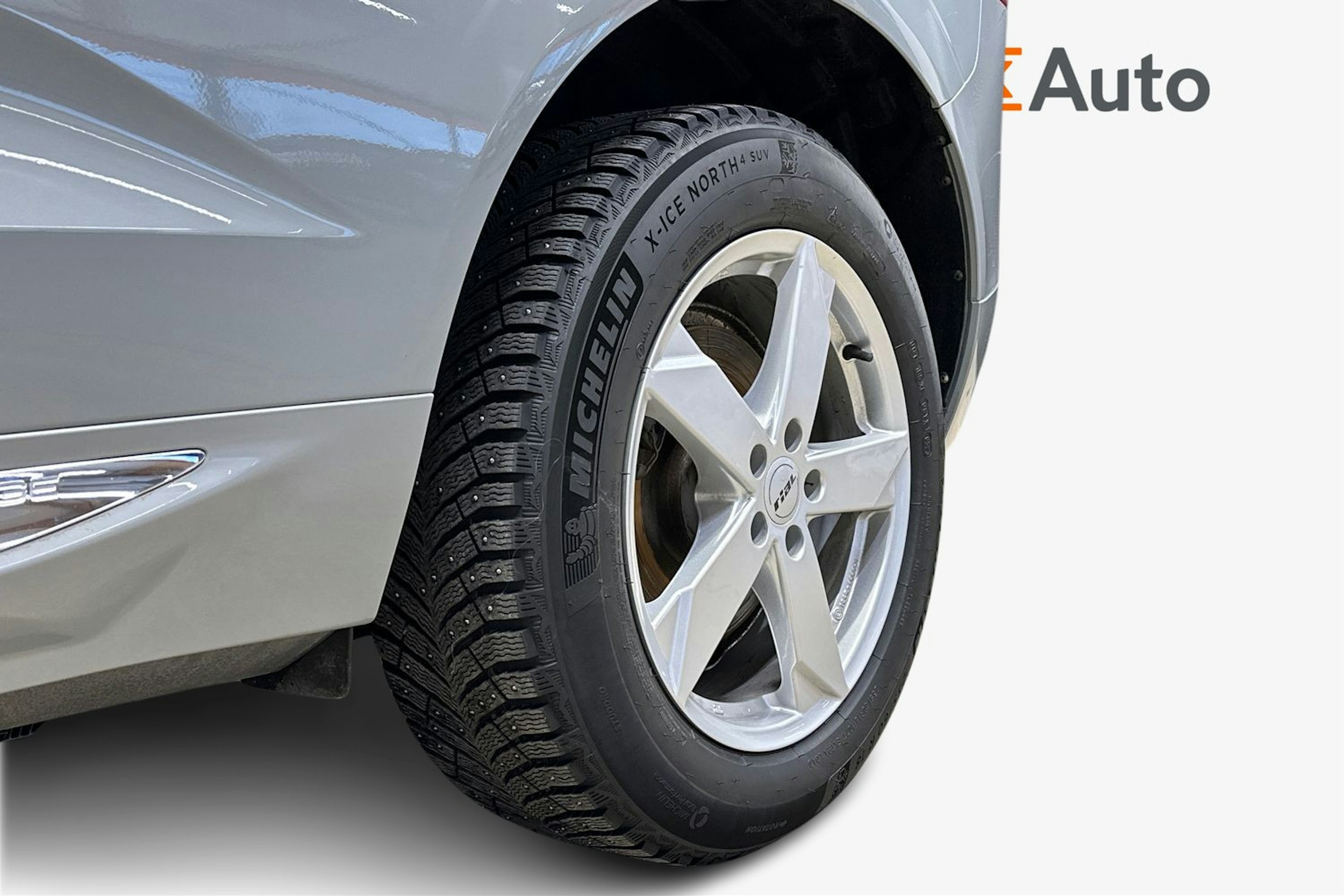 harmaa Volvo XC60 2024 kuva 9.