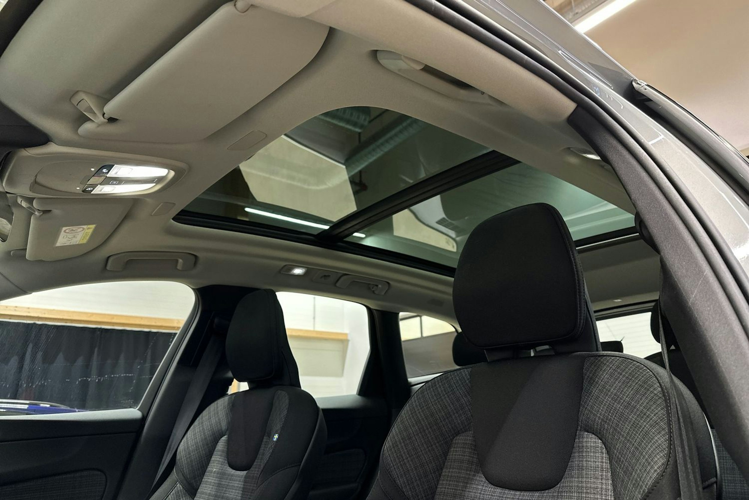 harmaa Volvo XC60 2024 kuva 13.