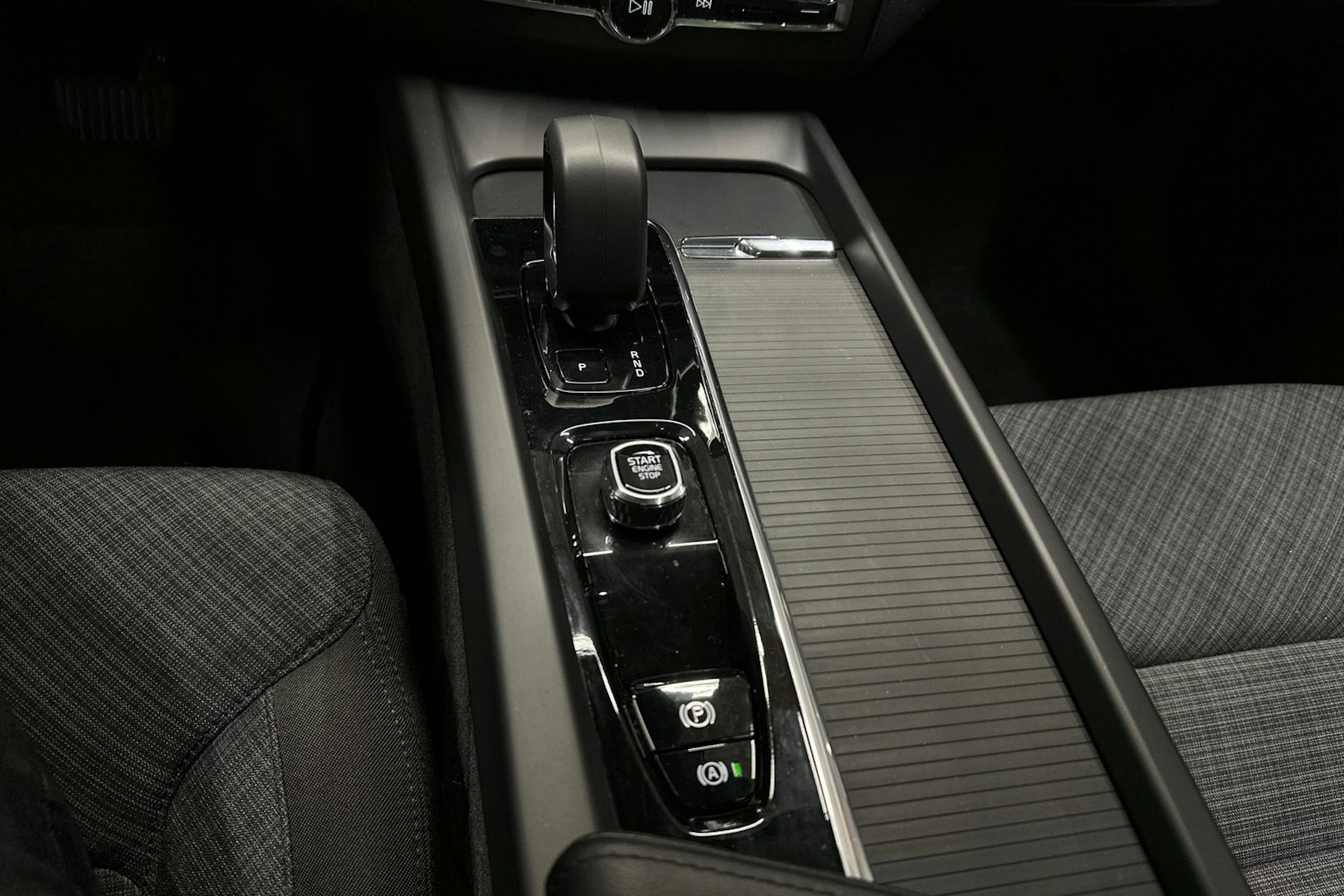 harmaa Volvo XC60 2024 kuva 18.