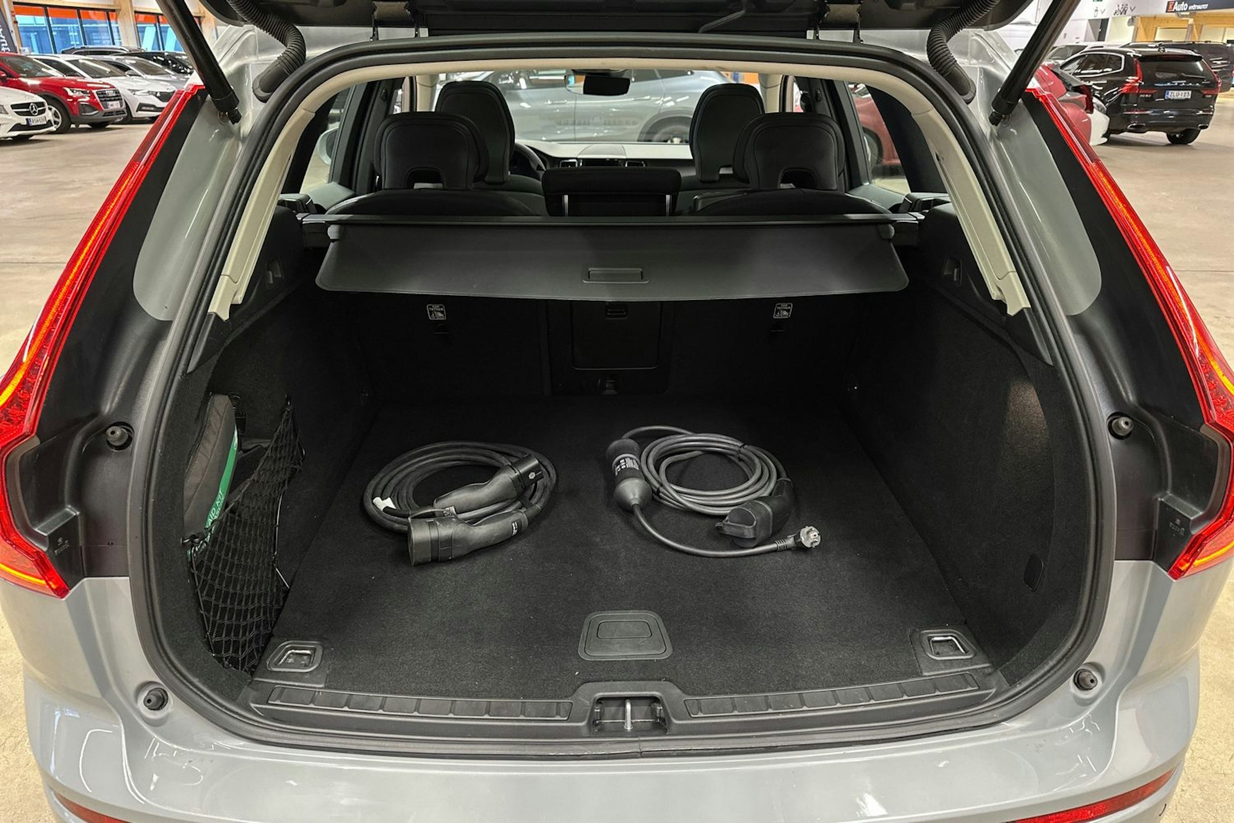 harmaa Volvo XC60 2024 kuva 23.