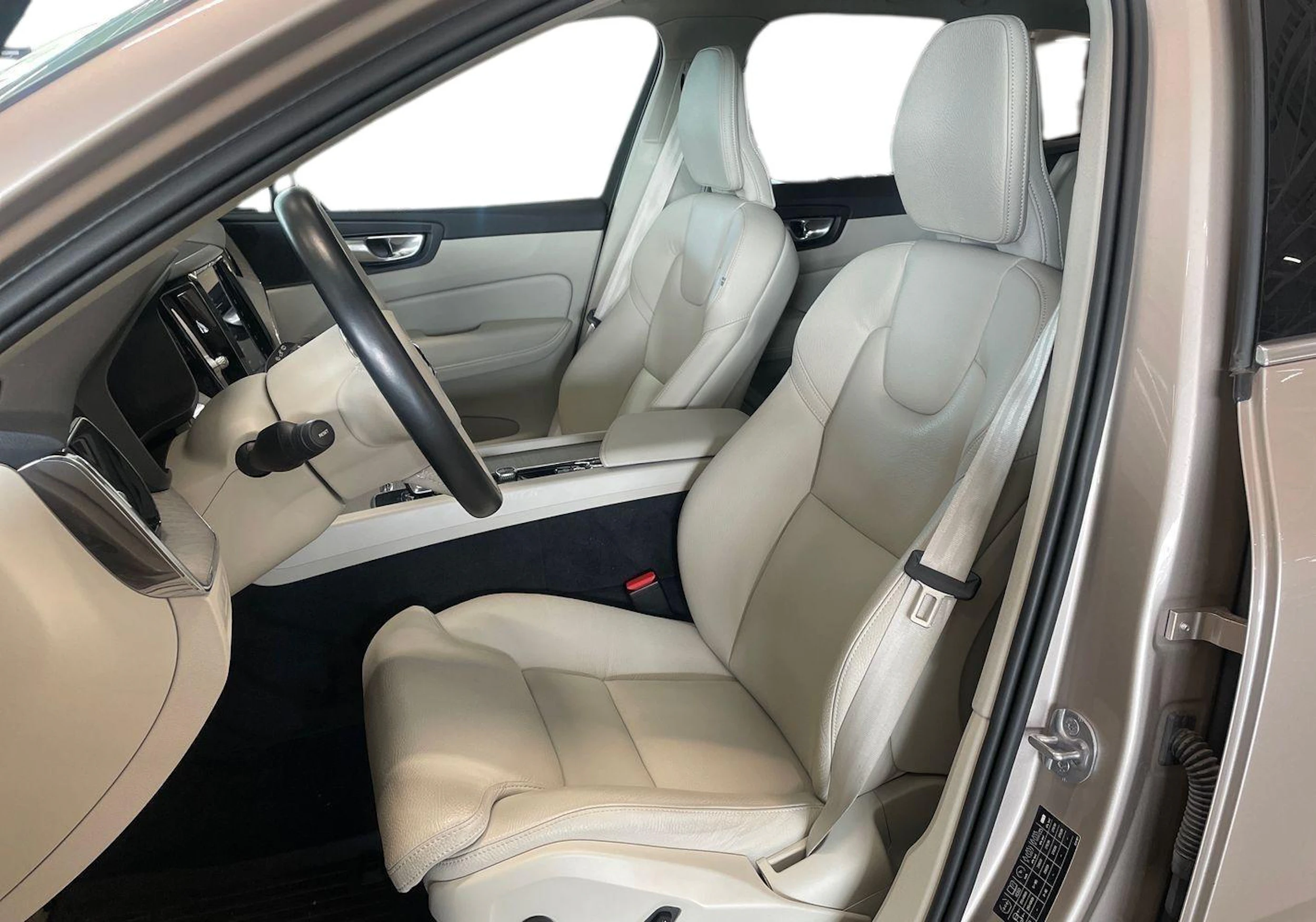 met. ruskea (beige) Volvo XC60 2024 kuva 6.