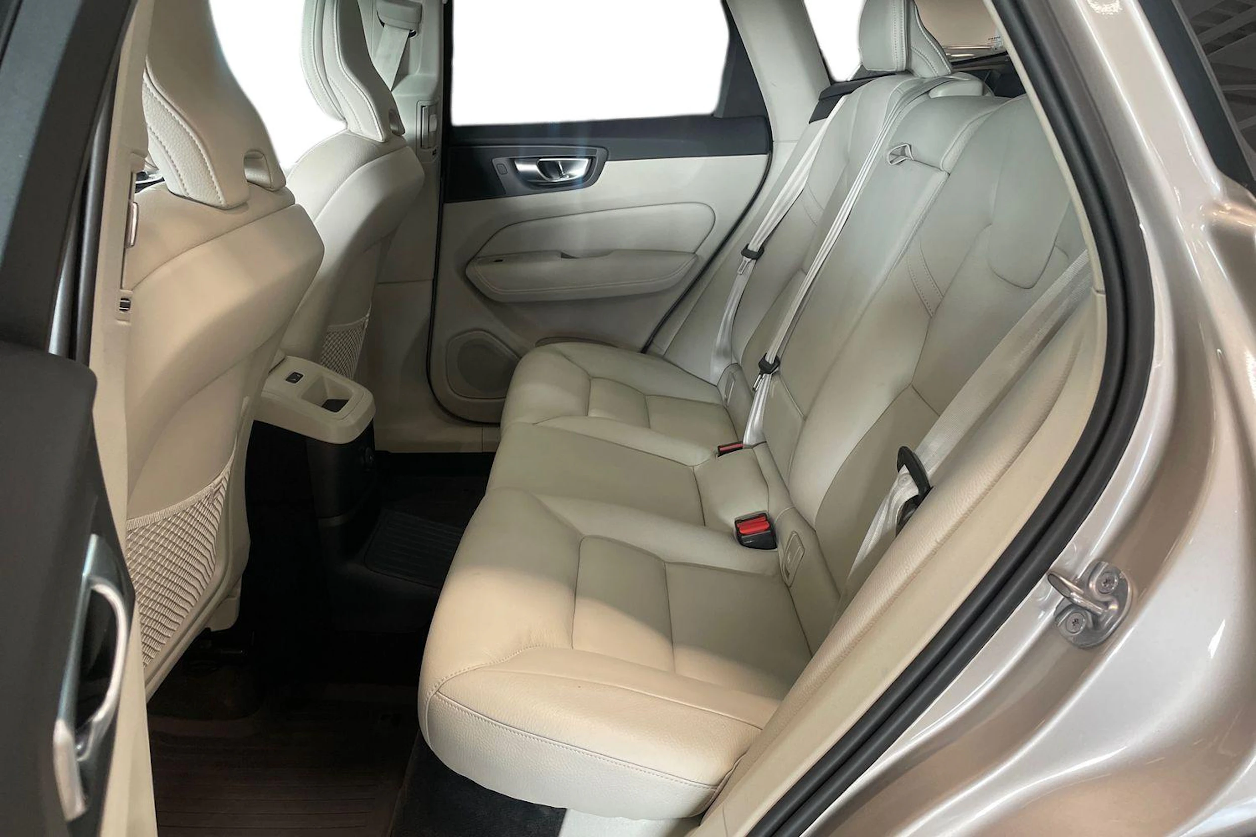 met. ruskea (beige) Volvo XC60 2024 kuva 8.