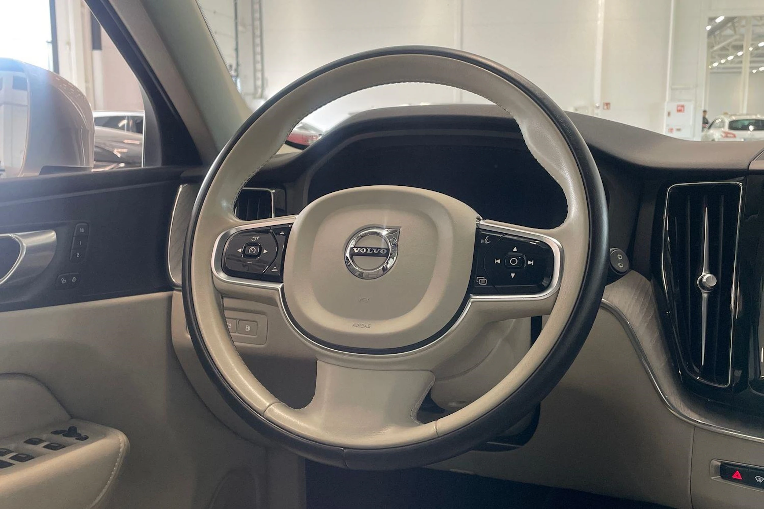 met. ruskea (beige) Volvo XC60 2024 kuva 13.