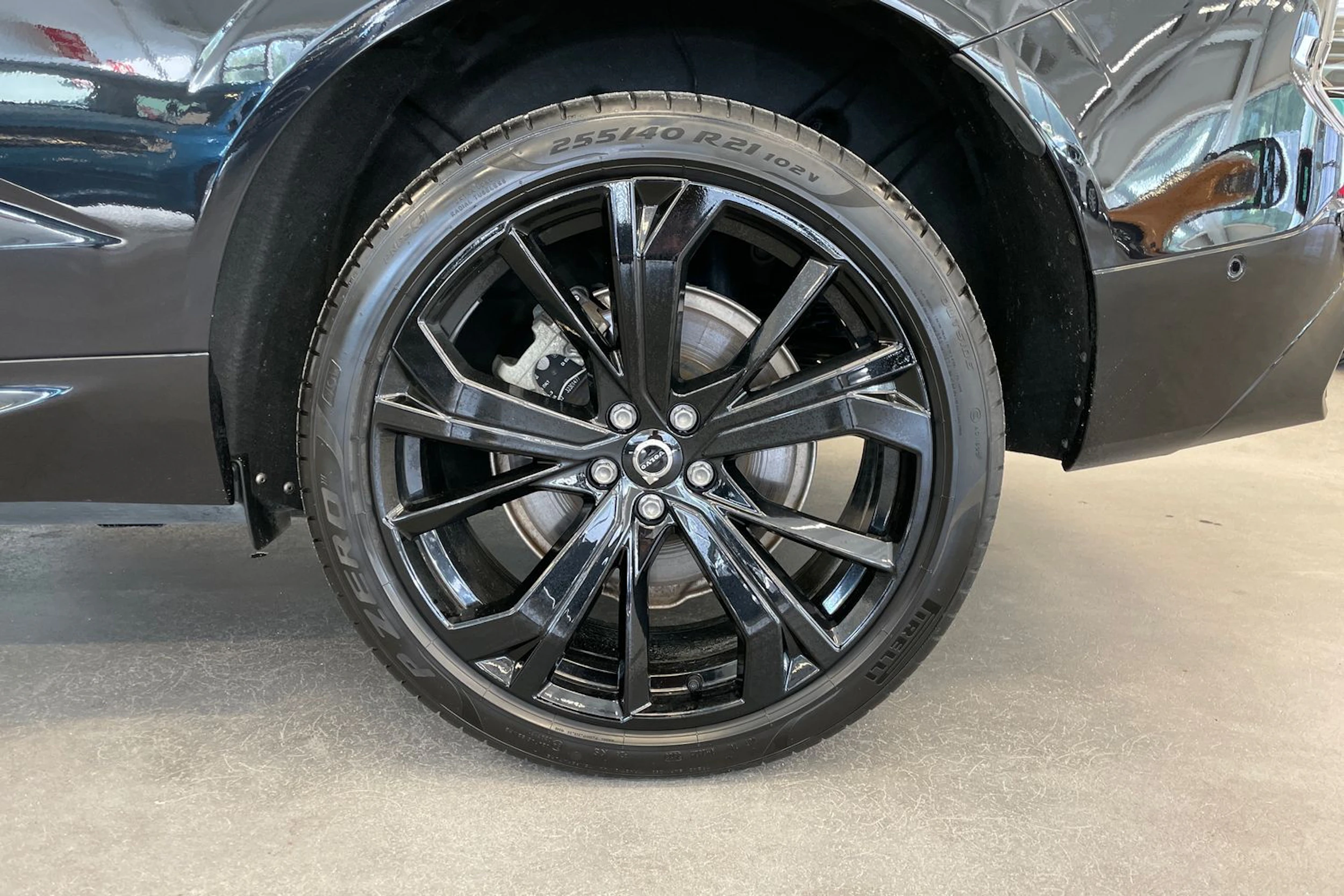 Musta Volvo XC60 2024 kuva 10.