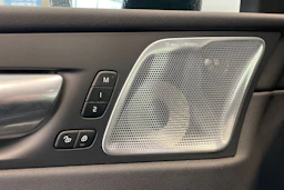 Musta Volvo XC60 2024 kuva 11.