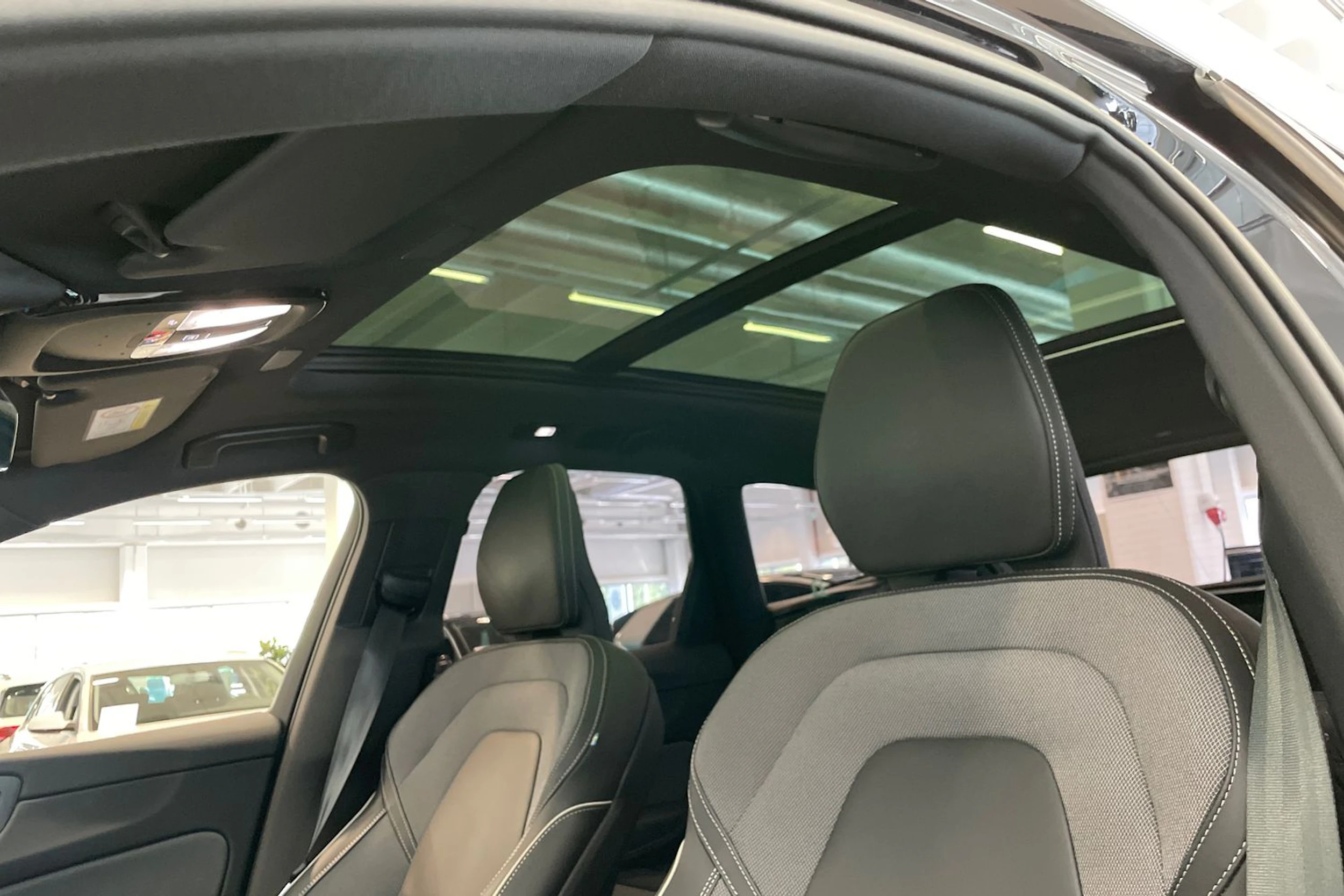 Musta Volvo XC60 2024 kuva 12.