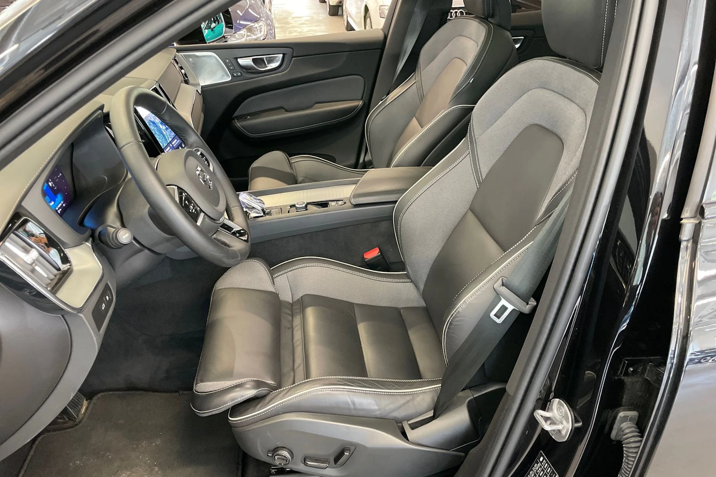 Musta Volvo XC60 2024 kuva 13.