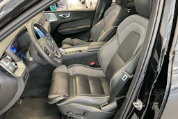 Musta Volvo XC60 2024 kuva 13.