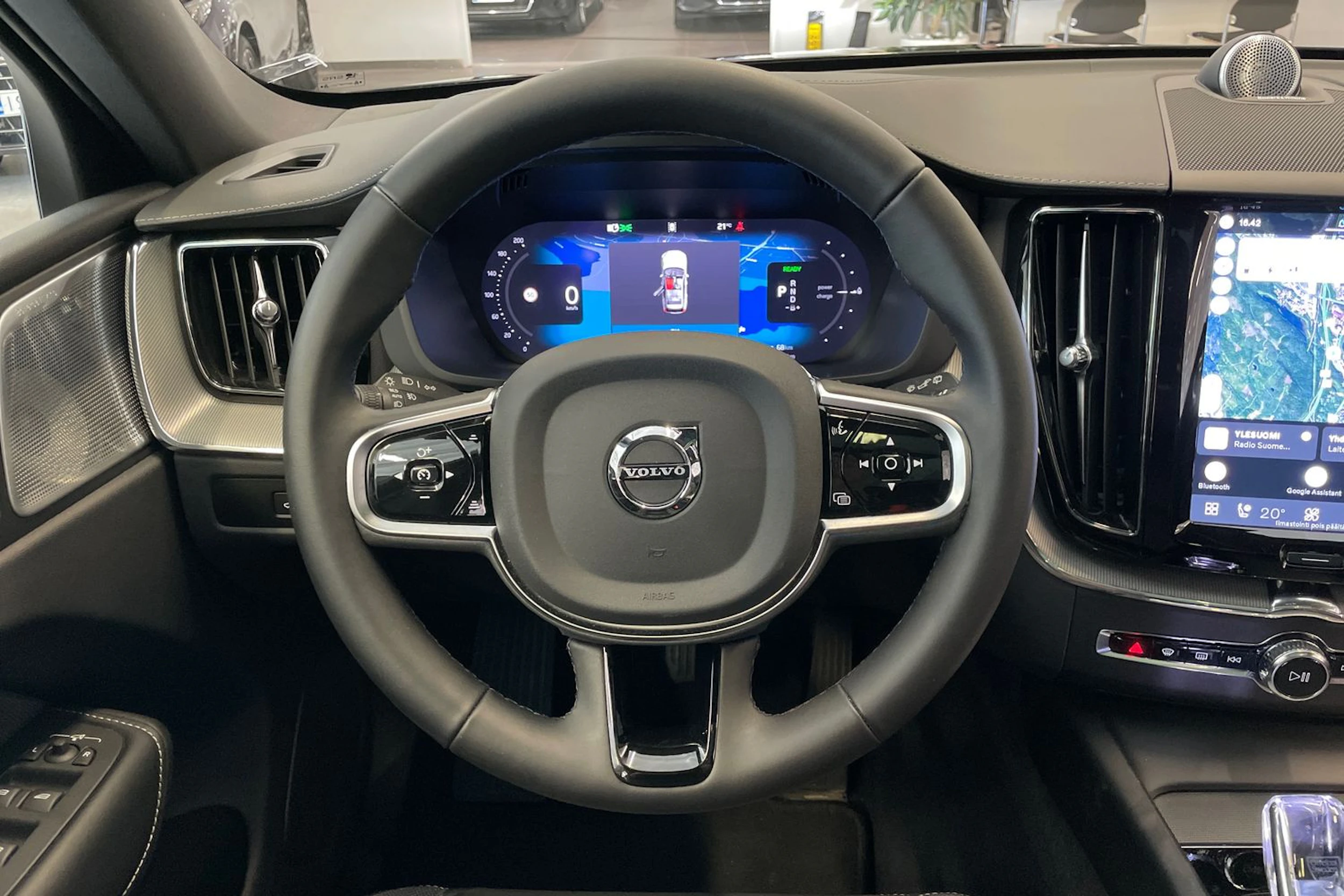 Musta Volvo XC60 2024 kuva 14.