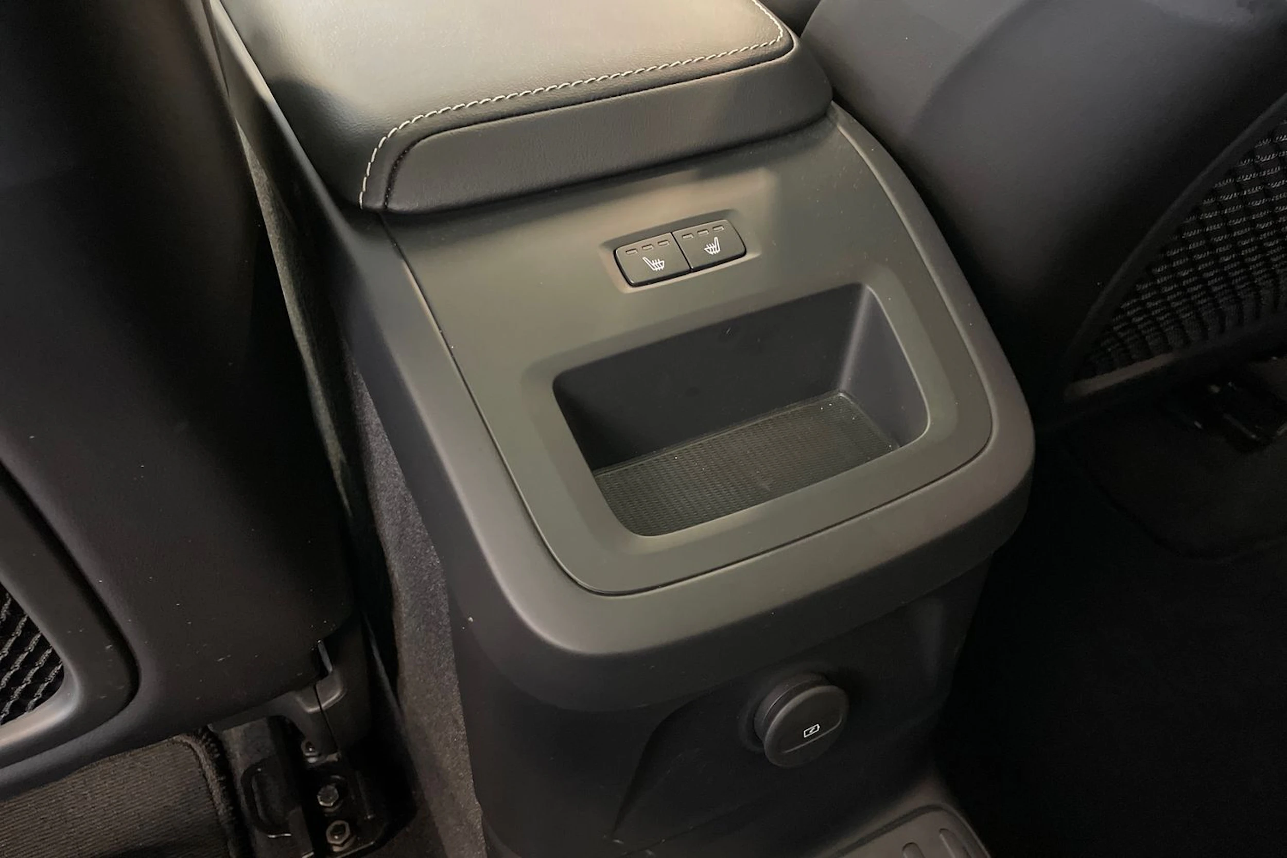 Musta Volvo XC60 2024 kuva 15.