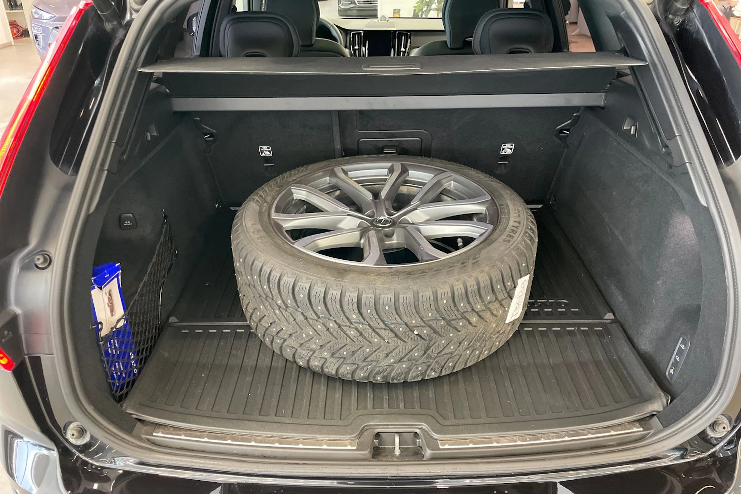 Musta Volvo XC60 2024 kuva 17.