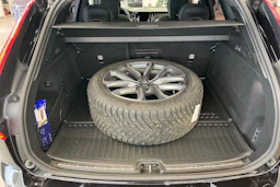 Musta Volvo XC60 2024 kuva 17.