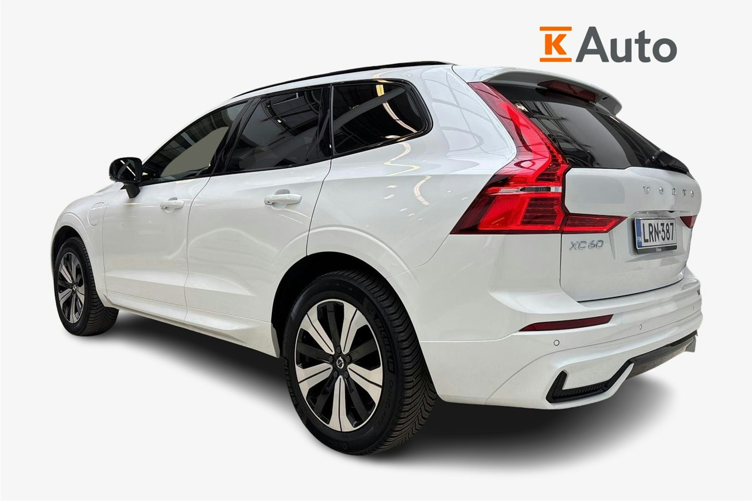 valkoinen Volvo XC60 2024 kuva 2.