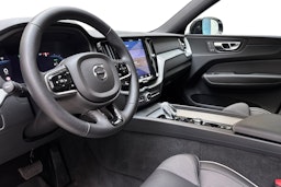 valkoinen Volvo XC60 2024 kuva 7.