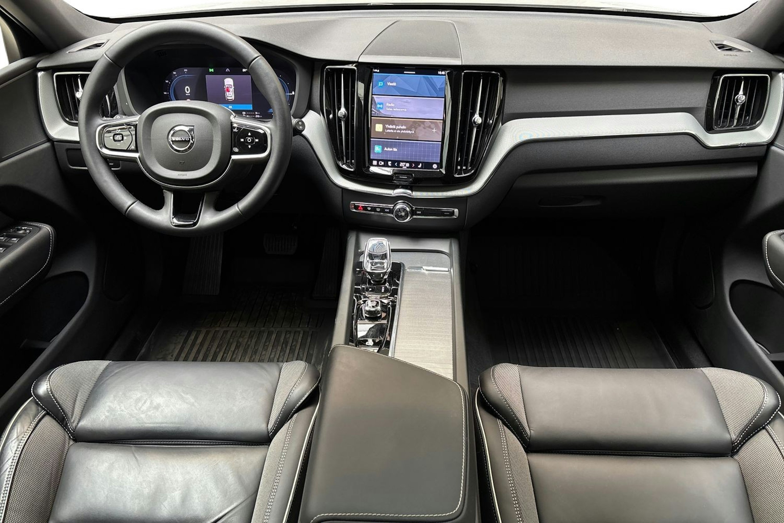valkoinen Volvo XC60 2024 kuva 9.