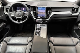 valkoinen Volvo XC60 2024 kuva 9.