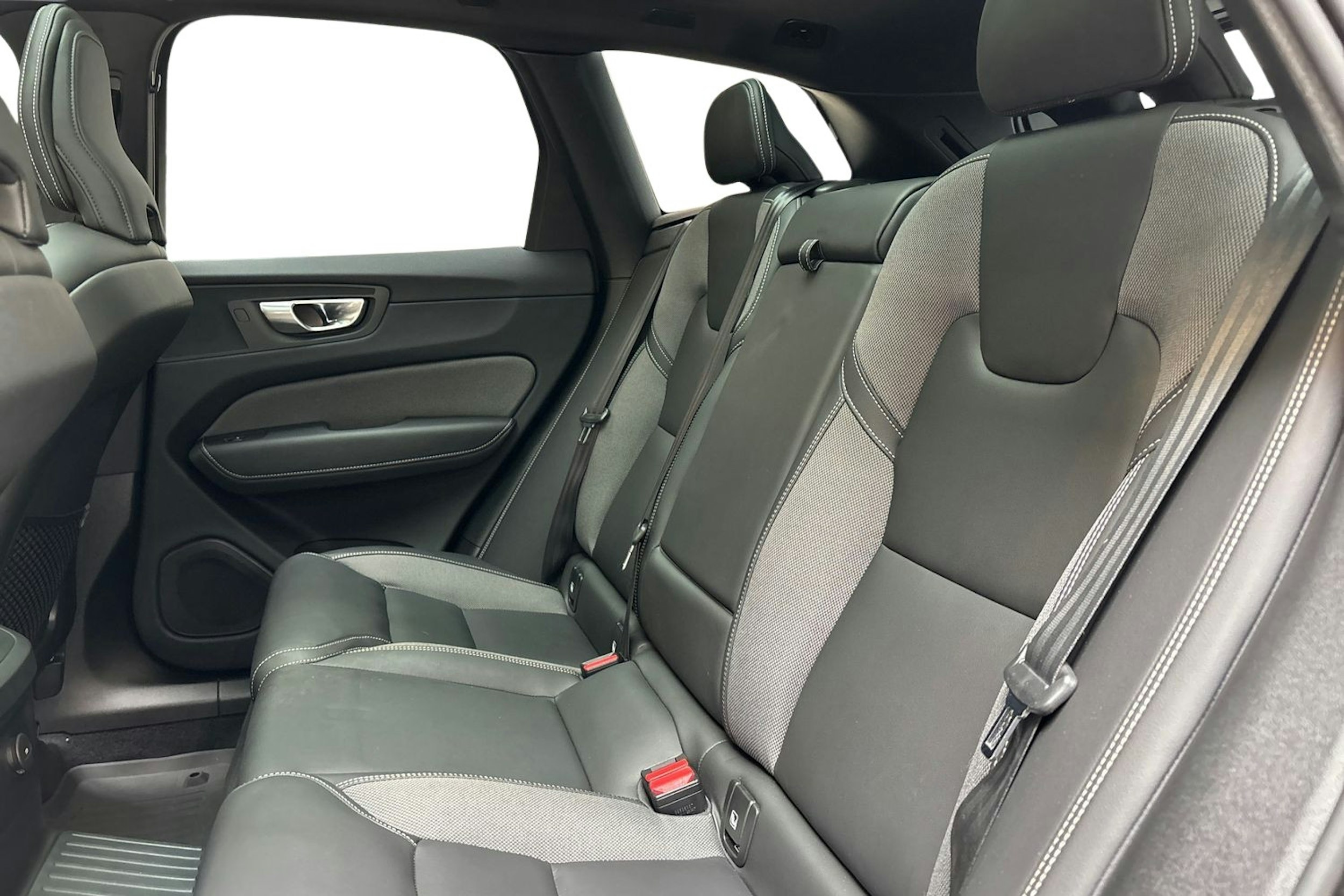 valkoinen Volvo XC60 2024 kuva 10.