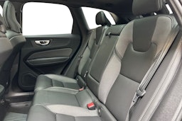 valkoinen Volvo XC60 2024 kuva 10.