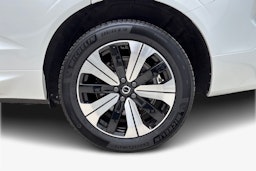 valkoinen Volvo XC60 2024 kuva 11.