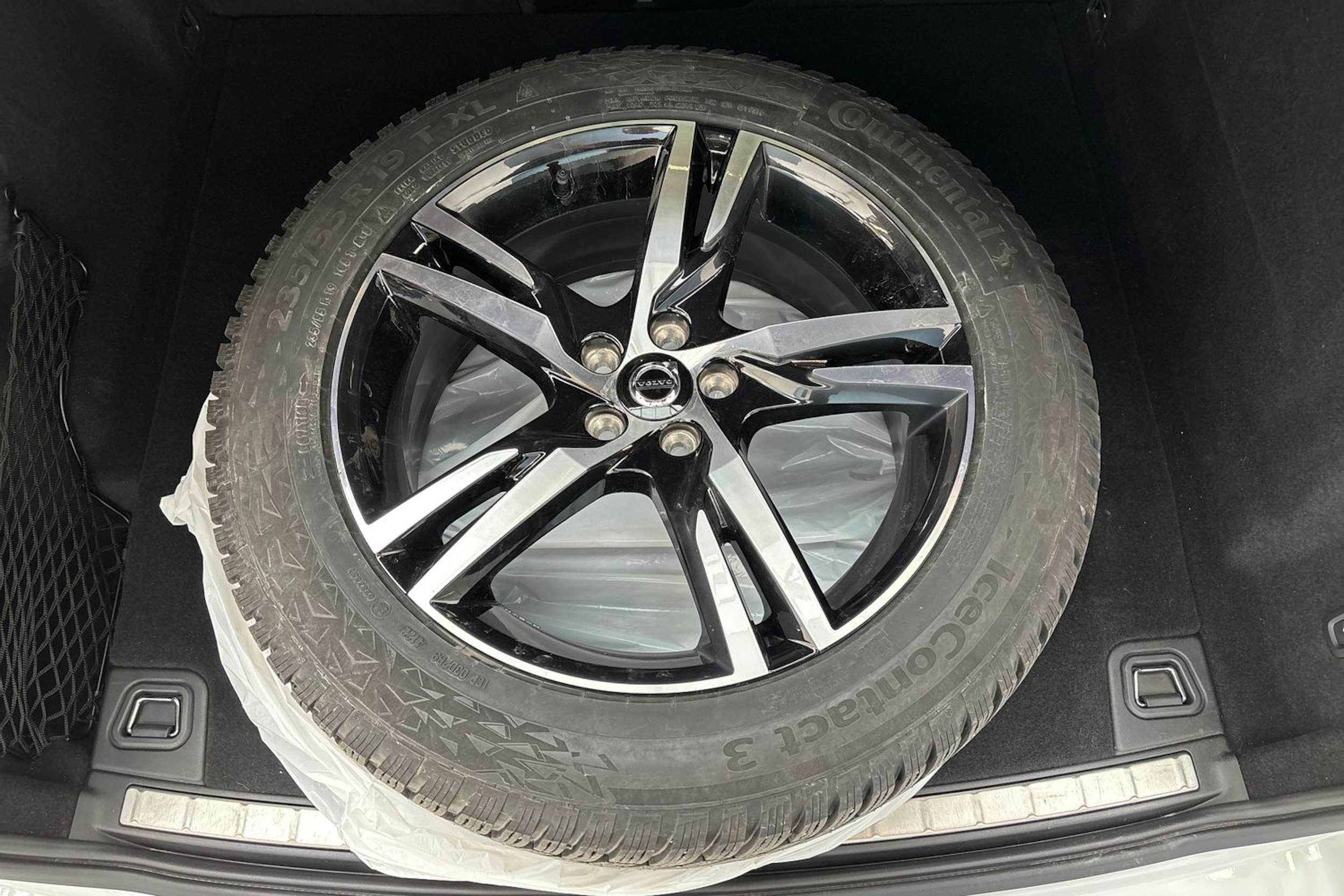 valkoinen Volvo XC60 2024 kuva 14.