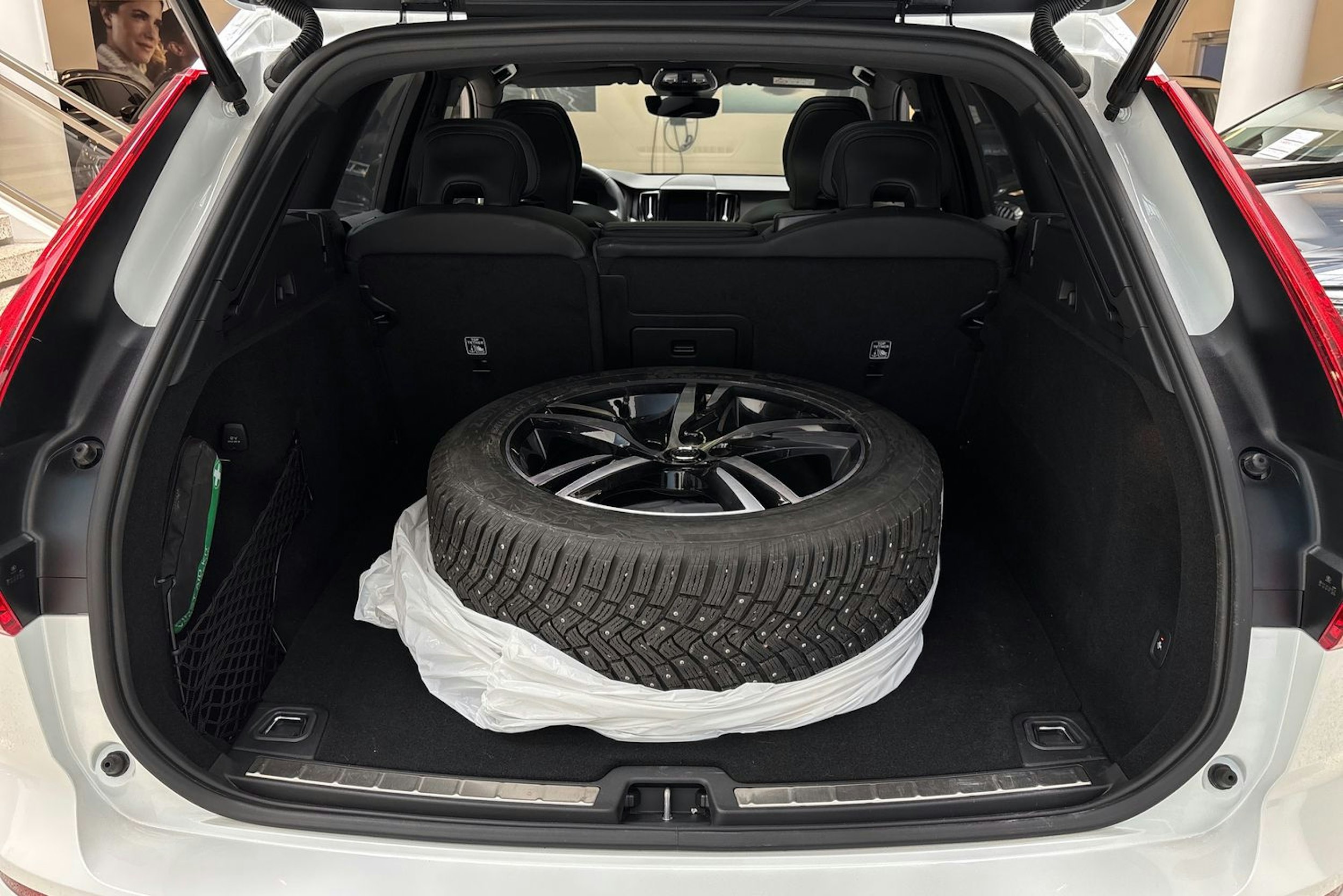valkoinen Volvo XC60 2024 kuva 15.