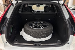 valkoinen Volvo XC60 2024 kuva 15.