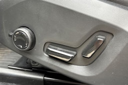 valkoinen Volvo XC60 2024 kuva 20.