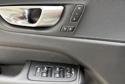 valkoinen Volvo XC60 2024 kuva 21.