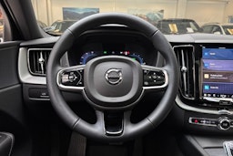 valkoinen Volvo XC60 2024 kuva 24.