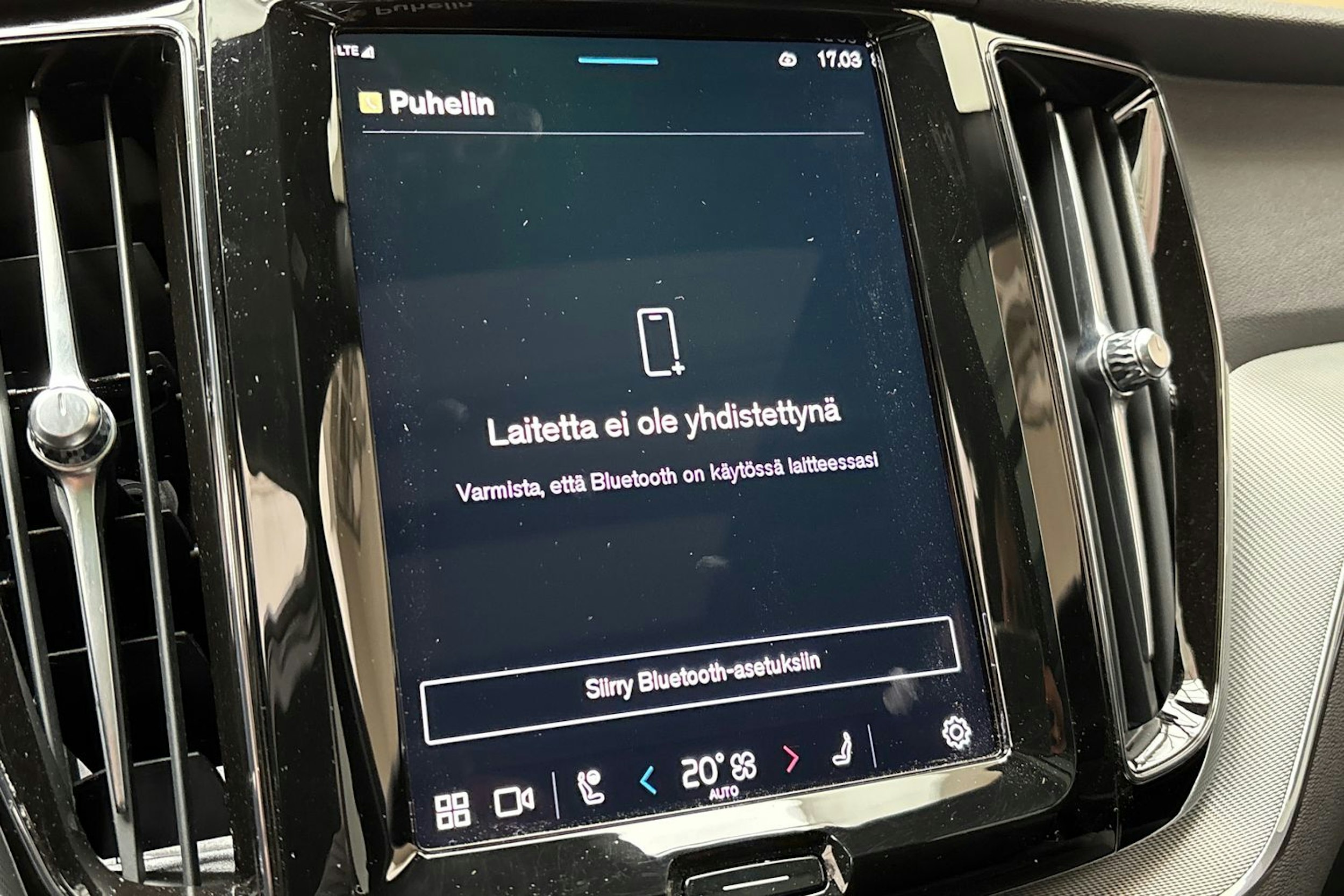 valkoinen Volvo XC60 2024 kuva 28.
