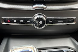 valkoinen Volvo XC60 2024 kuva 30.
